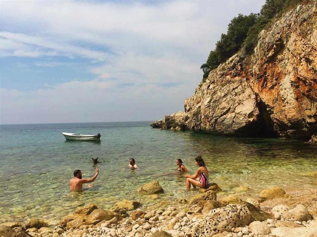 Pirate Backpackers Ulcinj Exterior photo